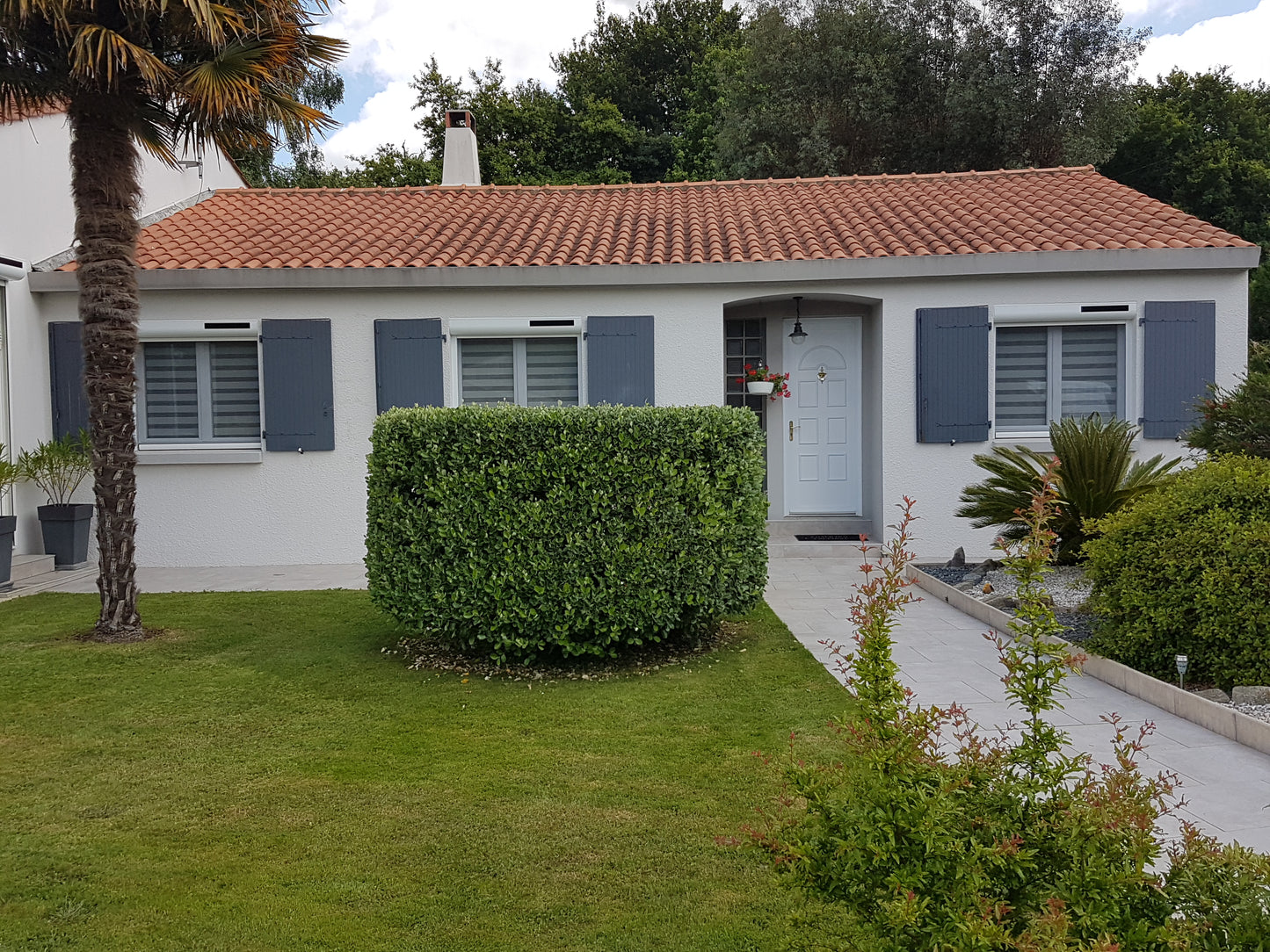 Volet roulant sur mesure en aluminium blanc avec moteur Somfy solaire et moustiquaire – fabriqué en France, installation sous linteau avec pan quart de rond pour fenêtre