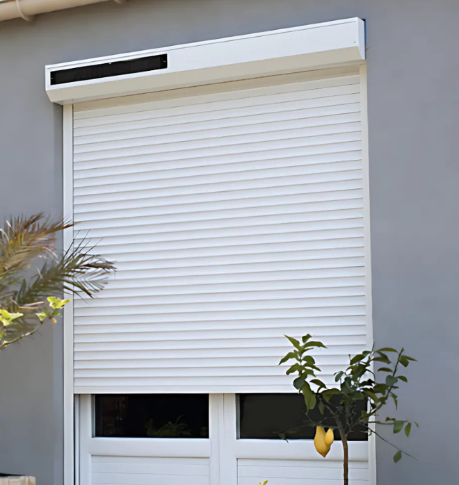 Volet roulant sur mesure aluminium blanc avec moteur Somfy solaire et moustiquaire – fabriqué en France, installation sous linteau avec pan coupé pour porte de terrasse