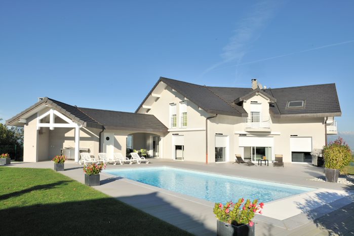 Maison avec piscine équipée de volets roulants Dumont pour plus de sécurité