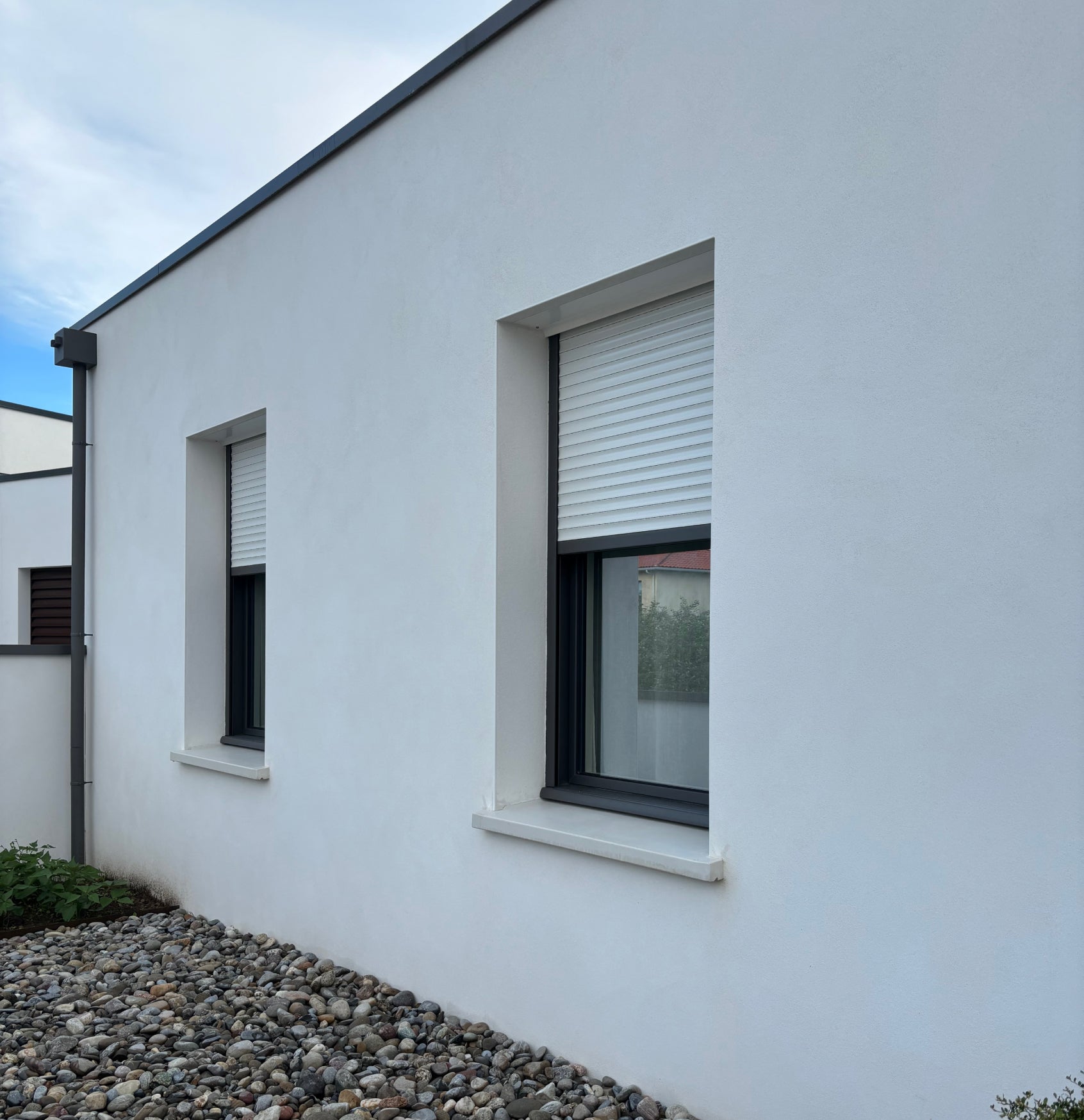 Volet roulant gris installé dans une maison contemporaine
