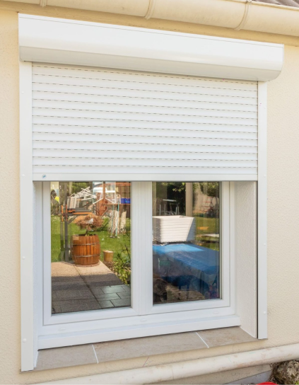 Volet roulant sur mesure motorisé Somfy en aluminium blanc avec pan coupé – maison avec terrasse et jardin